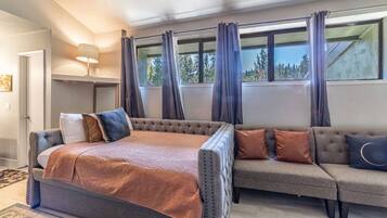 Desk, iron/ironing board, WiFi, bed sheets