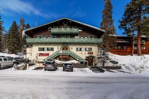 Exterior - Guest Favorite! Spacious Remodeled 2bd 2ba Mtn Views, Covered Parking, Hot Tubs  (Mammoth Lakes)