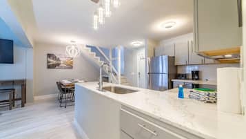 冰箱、微波炉、烤箱、炉灶