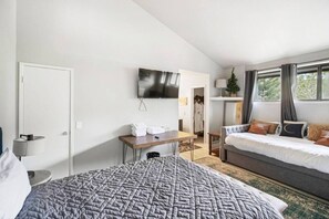 Een bureau, een strijkplank/strijkijzer, wifi, beddengoed