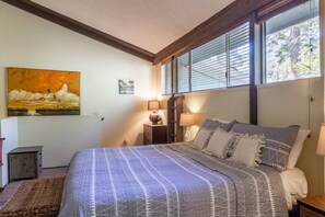 2 habitaciones, escritorio, tabla de planchar con plancha y wifi