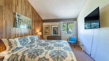 Desk, iron/ironing board, WiFi, bed sheets