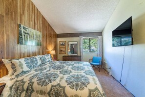 Een bureau, een strijkplank/strijkijzer, wifi, beddengoed