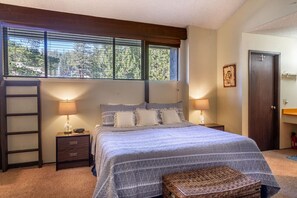 Desk, iron/ironing board, WiFi, bed sheets - Mountain View Canyon Lodge Vintage Ski Condo 2/2 (Mammoth Lakes)