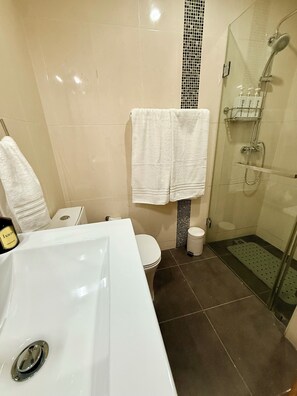 Hair dryer, towels, soap, toilet paper - 2 BR Piantini King Size Bed + Private Parking (Santo Domingo)