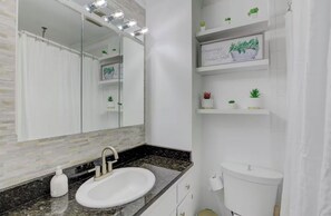 Whirlpool, Haartrockner, Handtücher, Seife