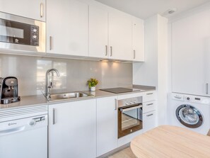 Kaffetrakter/tekoker, kjøleskap, mikrobølgeovn og ovn