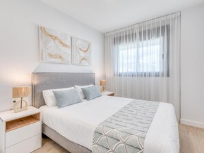 2 bedrooms, free WiFi, bed sheets - Modern Penthouse in Estepona with parking and stunning views (Estepona)