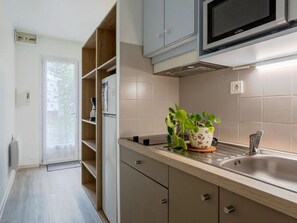 Fridge, microwave, coffee/tea maker, toaster - 28m² Cottage with Terrace - 4 People (Maché)