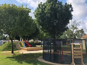 Children’s area - Cottage with terrace and garden - 4 people (Maché)