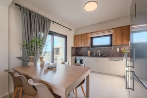 Kaffetrakter/tekoker, kjøleskap, mikrobølgeovn og ovn