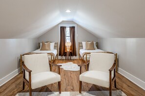 Een bureau, reisbedje, wifi, beddengoed