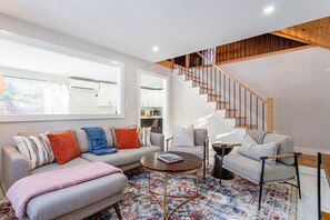 Een televisie en boeken