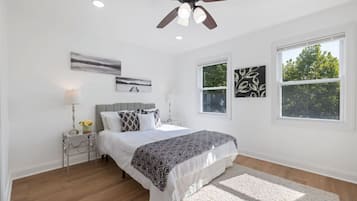 書桌、熨斗/熨衫板、Wi-Fi、床單