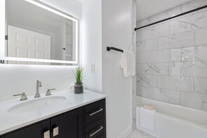 ヘアドライヤー、タオル、石鹸、トイレットペーパー