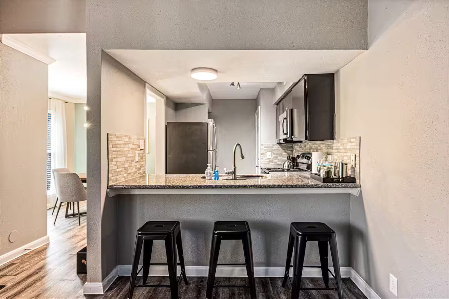 Jääkaappi, mikroaaltouuni, uuni, liesi