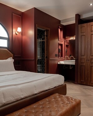 Escritorio, tabla de planchar con plancha, cuna de viaje y wifi gratis