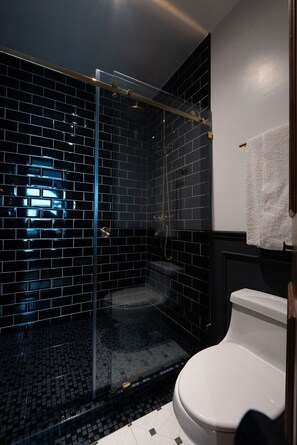 Shower, hair dryer - Timeless Elegance with City Views (Mexico City)