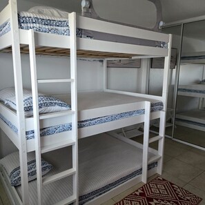 2 habitaciones, tabla de planchar con plancha, wifi y ropa de cama 