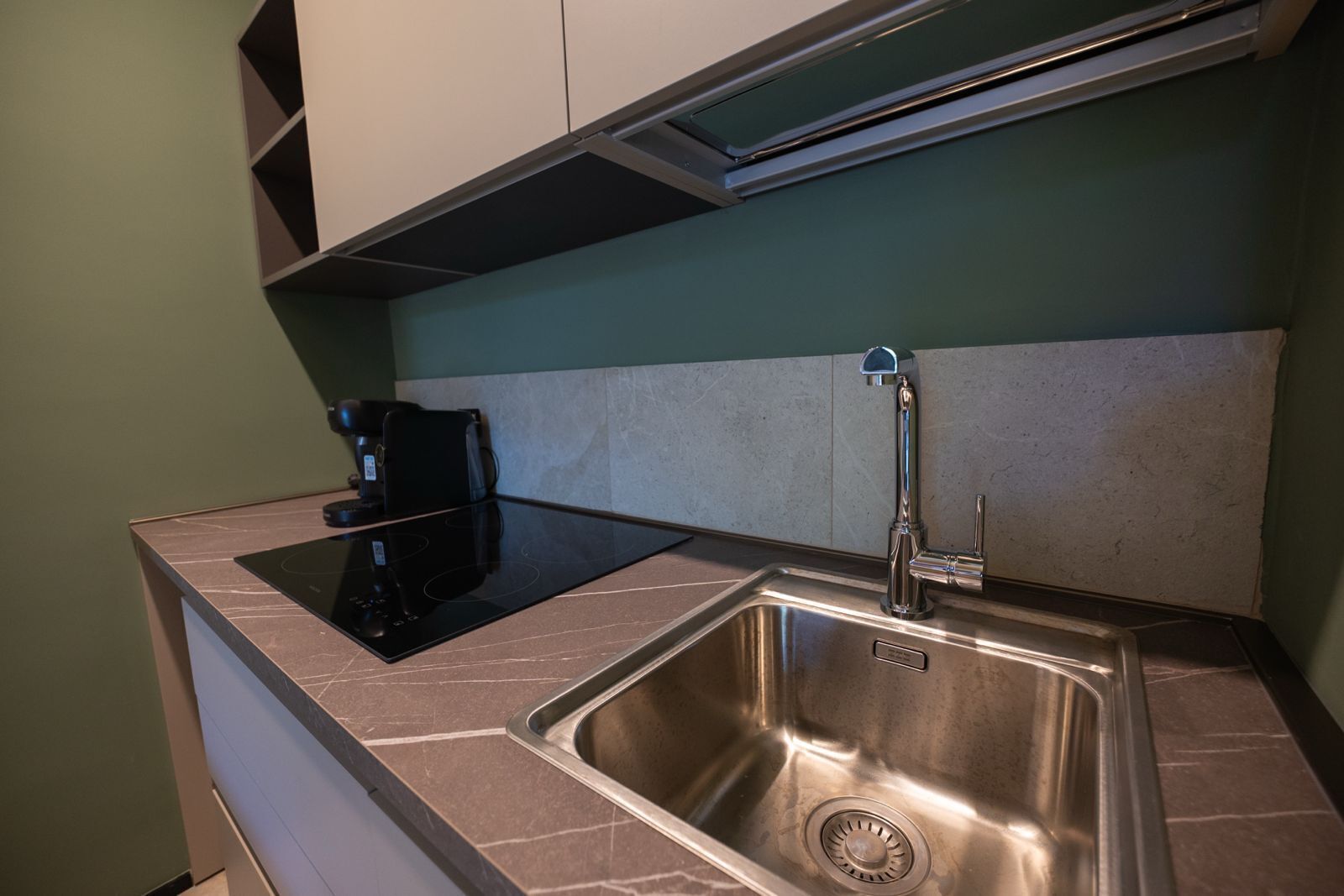 Kühlschrank, Ofen, Herdplatte, Wasserkocher mit Kaffee-/Teezubehör