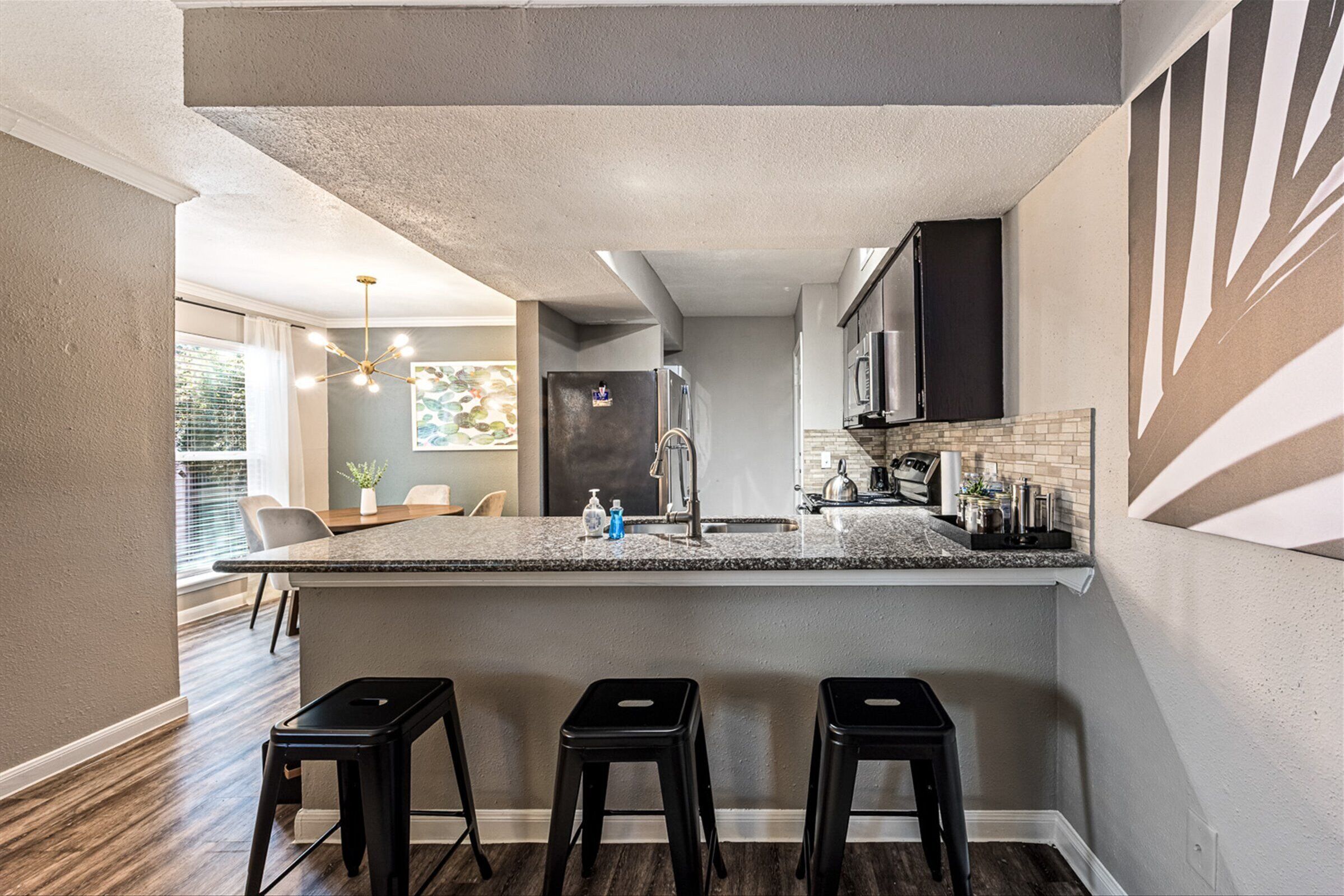 Jääkaappi, mikroaaltouuni, uuni, liesi