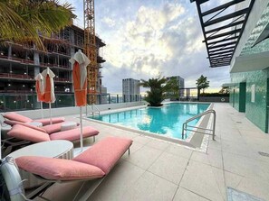 Una piscina al aire libre