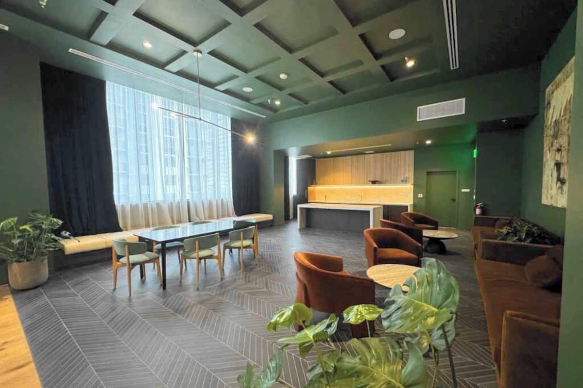 Apartamento Confort | Zona de estar | Smart TV de 50 pulgadas con canales por satélite