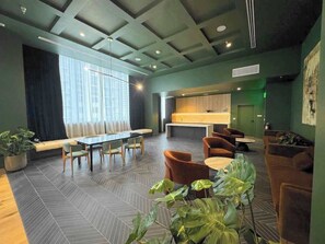 舒適公寓 | 起居區 | 50-吋智慧型電視，提供衛星頻道