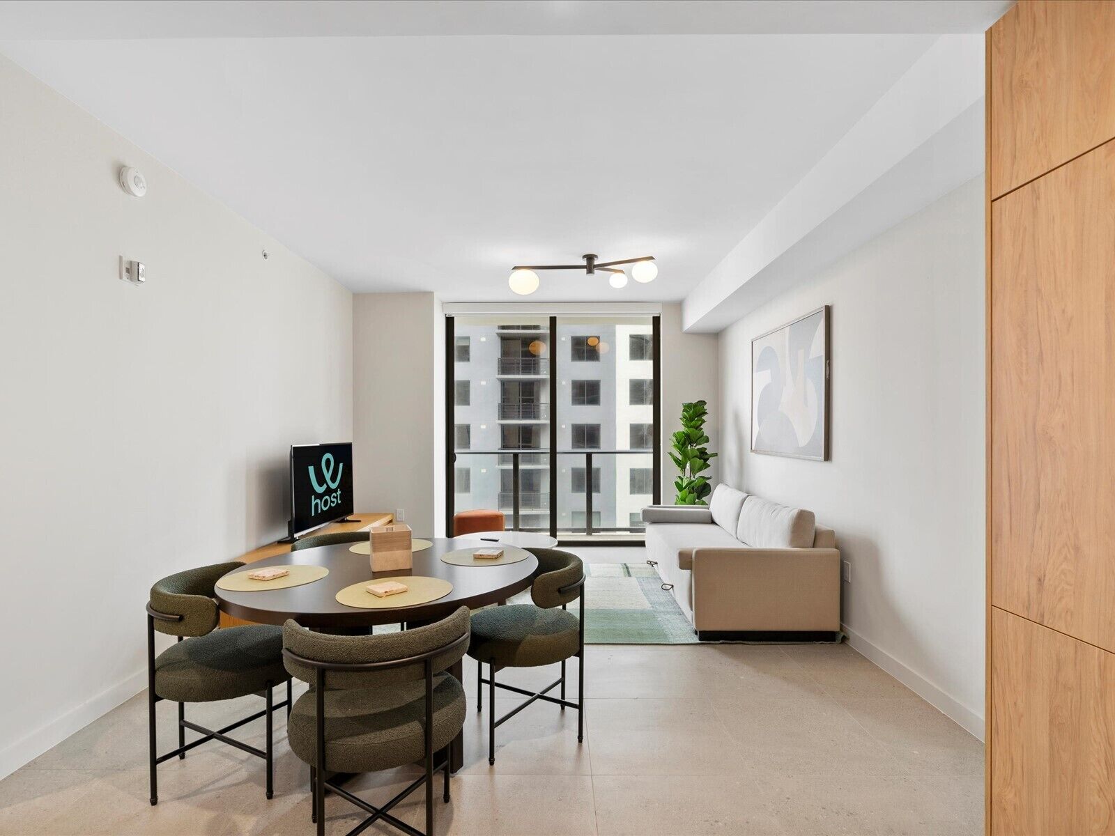 Căn hộ, quang cảnh thành phố | Khu phòng khách | Smart TV 50-inch có truyền hình vệ tinh 