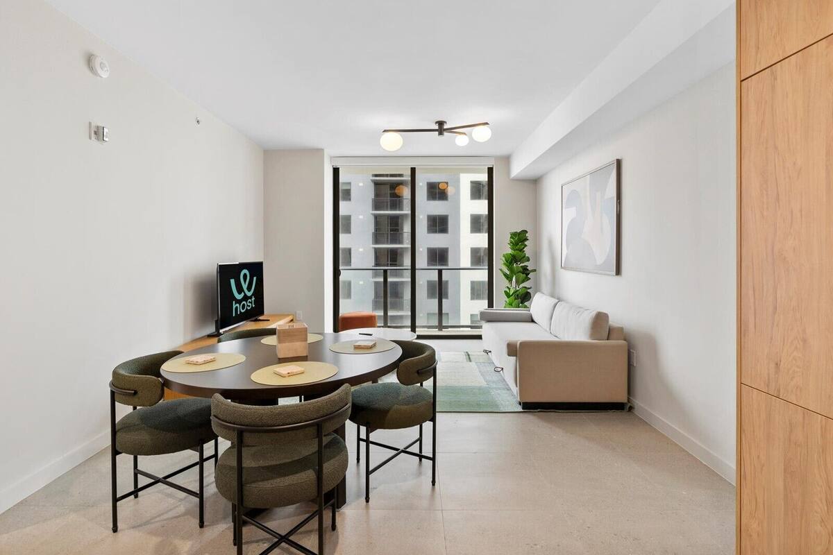 Appartement, vue ville | Coin séjour | TV connectée de 50 pouces avec chaînes par satellite