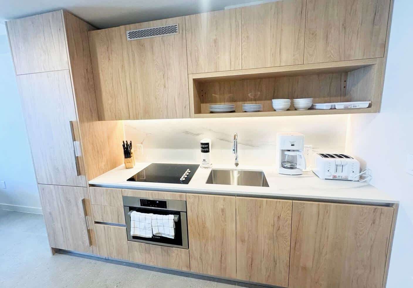 Refrigerador, placa de cocina, tostadora, licuadora