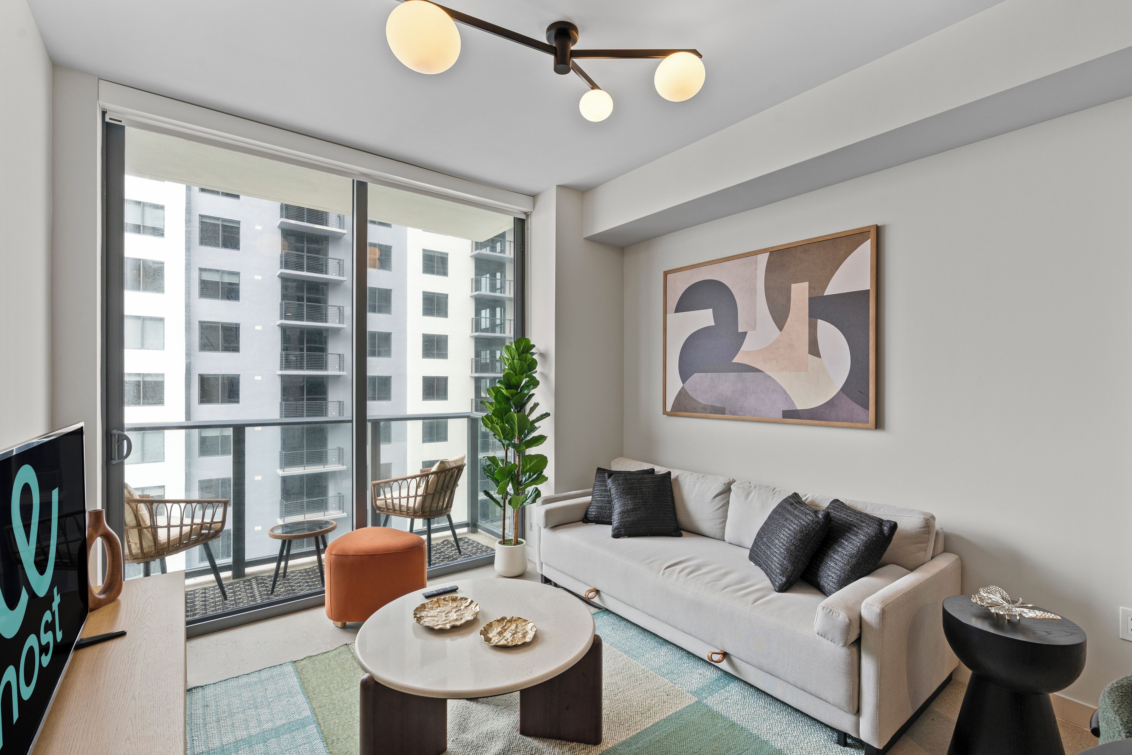 經典公寓 | 起居區 | 50-吋智慧型電視，提供衛星頻道