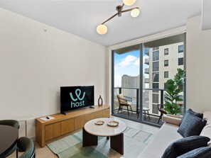 Căn hộ phong cách cổ điển | Khu phòng khách | Smart TV 50-inch có truyền hình vệ tinh 