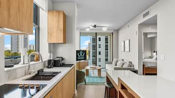 Apartamento clássico, 2 quartos | Cozinha privada | Geladeira, cooktop, torradeira, liquidificador