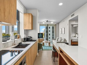 Căn hộ phong cách cổ điển, 2 phòng ngủ | Bếp riêng | Tủ lạnh, bếp nấu, lò nướng bánh mì, máy xay thực phẩm 