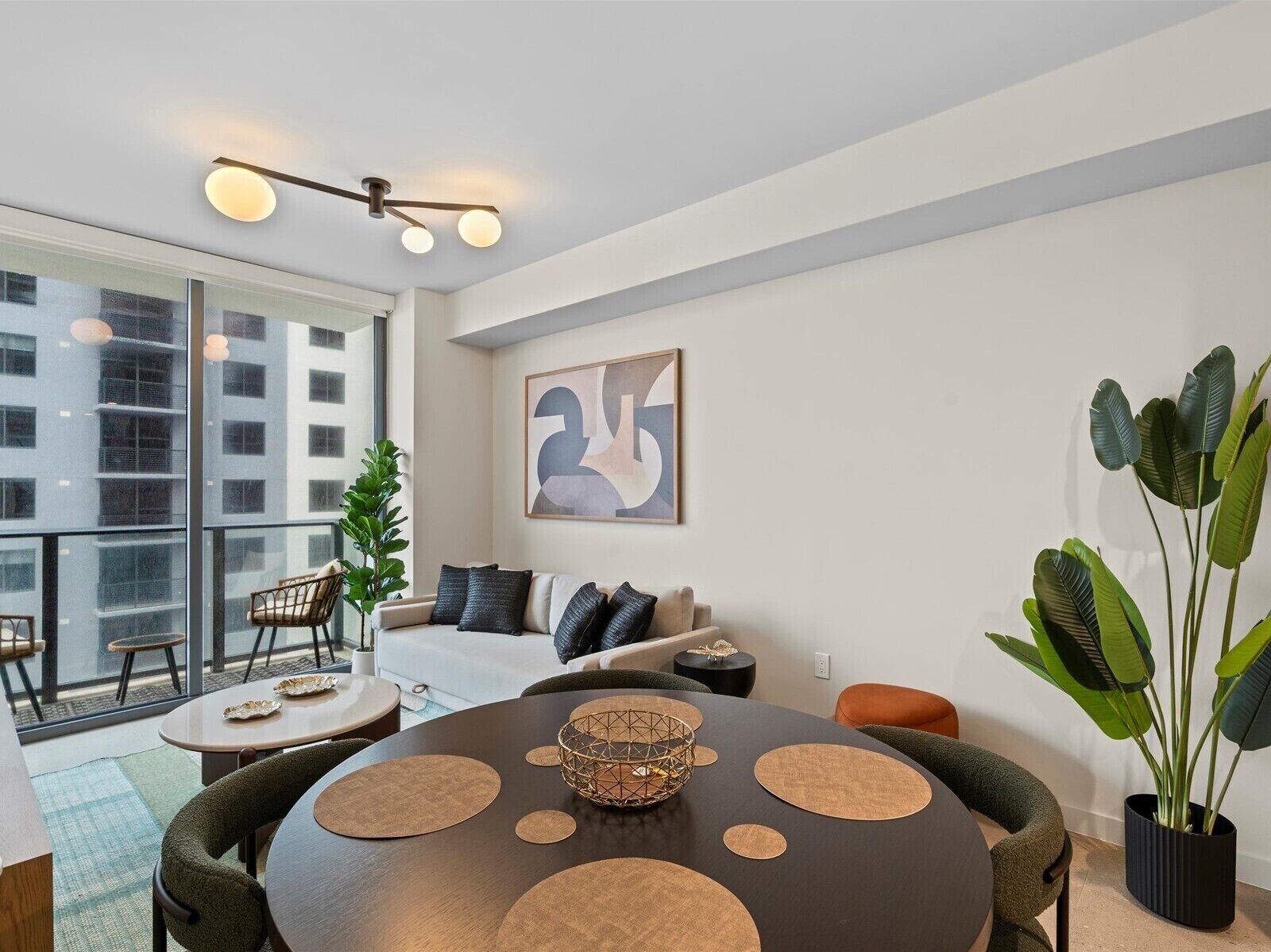 Căn hộ phong cách cổ điển | Khu phòng khách | Smart TV 50-inch có truyền hình vệ tinh 