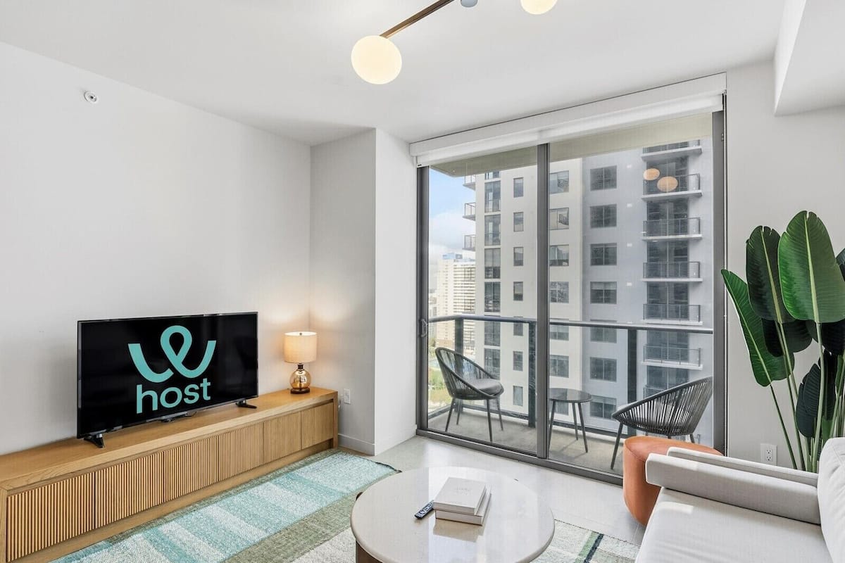 Căn hộ tiện nghi đơn giản | Khu phòng khách | Smart TV 50-inch có truyền hình vệ tinh