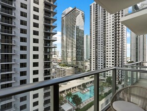 Căn hộ tiện nghi đơn giản | Ban công