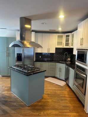 Private kitchen - Fabulous 3-bedroom house in Long Beach. GUEST FAVORITE (Long Beach)