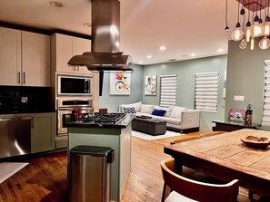 Interior - Fabulous 3-bedroom house in Long Beach. GUEST FAVORITE (Long Beach)