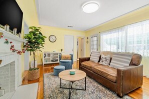 TV - Nonna`s Beach House! Steps to Redington Beach! (Redington Beach)