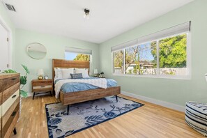 3 bedrooms, desk, iron/ironing board, WiFi - Nonna`s Beach House! Steps to Redington Beach! (Redington Beach)