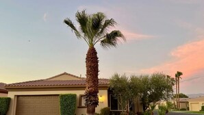 A residential house with a garage, a palm tree, and a well-maintained lawn. - Gorgeous house with private pool/hot tub in a gated community in Bermuda Dunes. (Bermuda Dunes)
