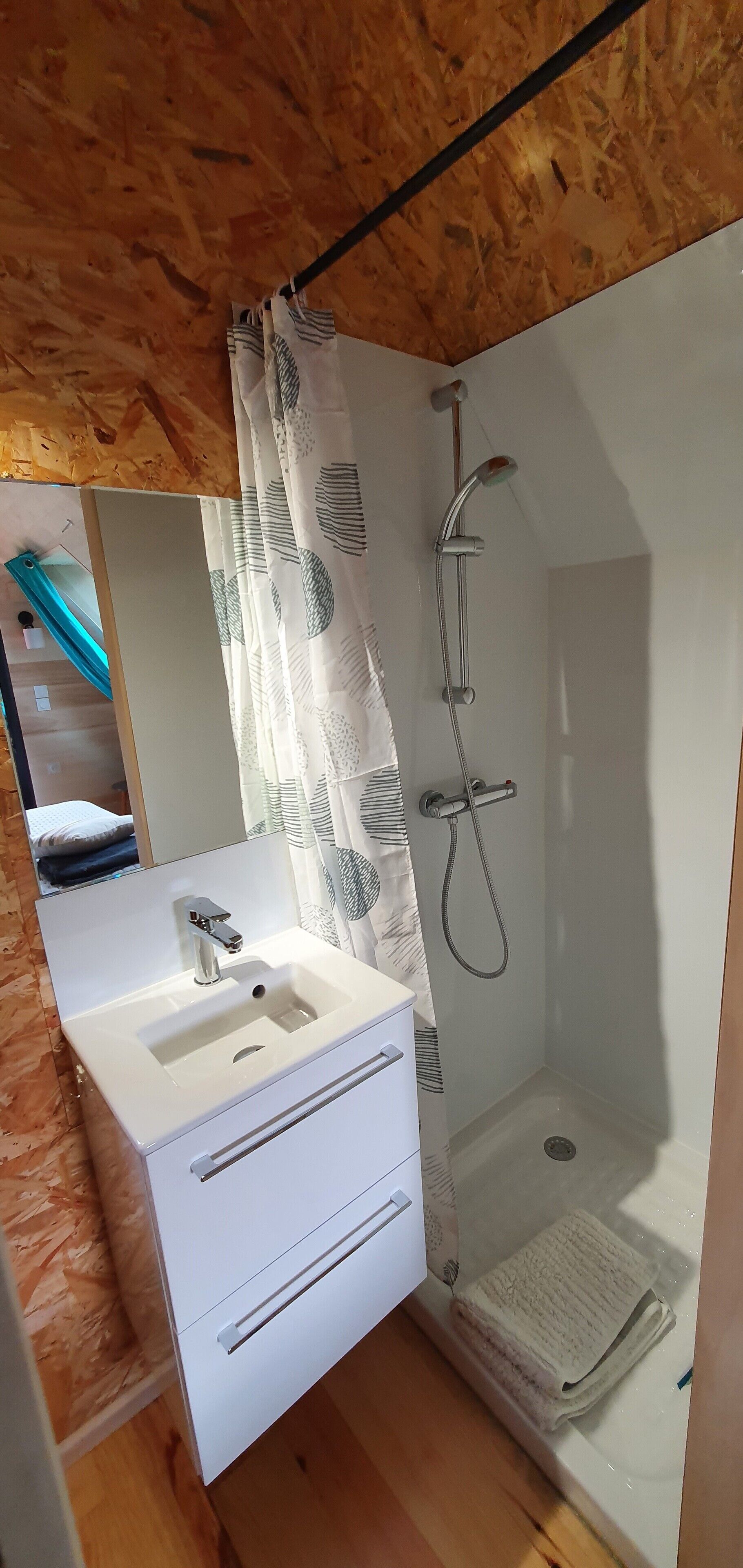 Chalet, vistas al jardín | Baño | Zapatillas
