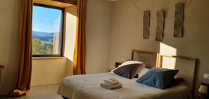 Double or Twin Room, River View | Soundproofing, iron/ironing board, free wired internet - L'Oseraie du Quercy (Calvignac)
