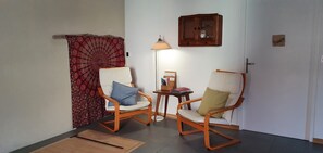 Lobby sitting area - L'Oseraie du Quercy (Calvignac)