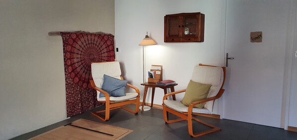 Lobby sitting area - L'Oseraie du Quercy (Calvignac)