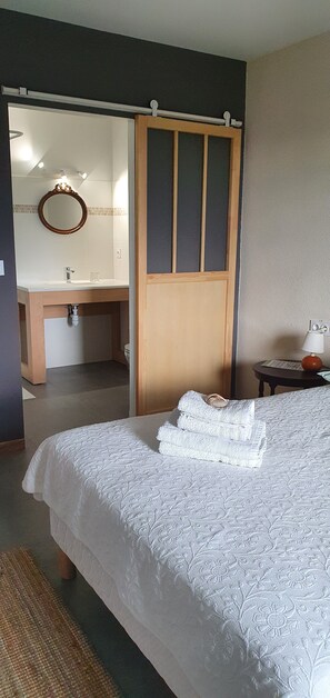 Double Room, River View | Soundproofing, iron/ironing board, free wired internet - L'Oseraie du Quercy (Calvignac)