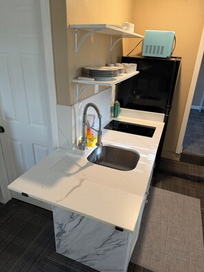 Fridge, microwave, stovetop, cookware/dishes/utensils - Private 2BR Guesthouse near San Marcos & Austin Sleeps 6 Quiet Retreat (Maxwell)