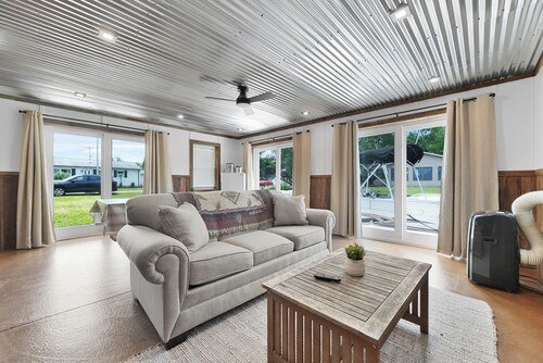 The Boat House! Houghton Lake cottage perfect for relaxing stays.